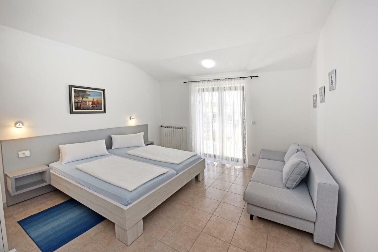 Erika Apartman *